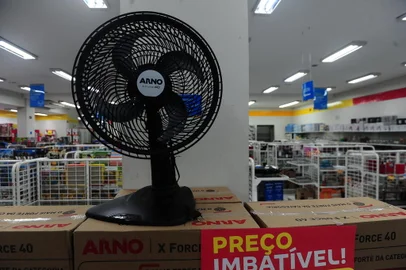 CAXIAS DO SUL, RS, BRASIL, 24/01/2022. Com a onda de calor no estado, consumidores esvaziam estoque de ventiladores das lojas. Ar-condicionado também aumentou as vendas. (Porthus Junior/Agência RBS)<!-- NICAID(14997670) -->