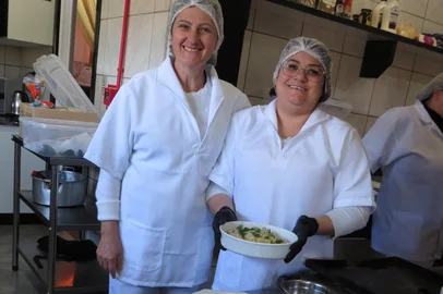 Concurso Nutrindo a Educação: com 297 instituições de ensino inscritas. As merendeiras elaboram receitas individualmente ou em dupla. A iniciativa, inédita na rede estadual, busca valorizar os profissionais responsáveis pela alimentação escolar e incentivar hábitos saudáveis entre os estudantes. É o Masterchef das merendas escolares.Luciane dos Santos Silva e Natalina Gobetti, da Escola Bernardina Rodrigues Padilha, de Vacaria. A dupla ficou em terceiro lugar com um delicioso risoto suíno<!-- NICAID(16111665) -->