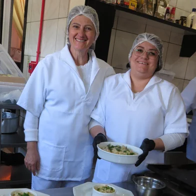 Concurso Nutrindo a Educação: com 297 instituições de ensino inscritas. As merendeiras elaboram receitas individualmente ou em dupla. A iniciativa, inédita na rede estadual, busca valorizar os profissionais responsáveis pela alimentação escolar e incentivar hábitos saudáveis entre os estudantes. É o Masterchef das merendas escolares.Luciane dos Santos Silva e Natalina Gobetti, da Escola Bernardina Rodrigues Padilha, de Vacaria. A dupla ficou em terceiro lugar com um delicioso risoto suíno<!-- NICAID(16111665) -->