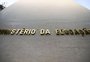 Governo federal bloqueia verba para alfabetização, transporte escolar e bolsas de estudo