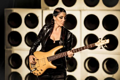 Ida Nielsen, multi-instrumentista, baixista e compositora dinamarquesa ficou conhecida por ter tocado por anos com o lendário Prince. Como parte das comemorações dos seus 25 anos, o Teatro do Sesi promove noite dedicada ao jazz. Foto: NPG Records  / Divulgação<!-- NICAID(15128882) -->