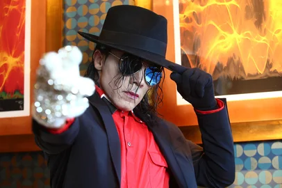 GRAMADO, RS, BRASIL, 23/10/2025. Cases da reportagem "Vida de Cover", do Almanaque. Edilson Gomes de Lima, o Edy, 50, é dançarino e trabalha como cover de Michael Jackson. Atualmente ele é artista residente no Hard Rock Cafe Gramado, onde faz três shows por semana. (Porthus Junior/Agência RBS)<!-- NICAID(16152800) -->