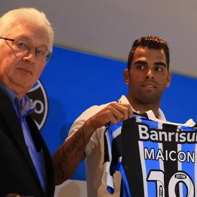 PORTO ALEGRE-RS-BRASIL-09/03/2015-  Ao lado do executivo de futebol, Rui Costa ( a direita) , e o diretor de futebol, César Pacheco, Maicon foi apresentado  para a imprensa. O meio-campista veio por enpréstimo junto ao São Paulo até o fim do ano.  FOTO FERNANDO GOMES/ ZERO HORA<!-- NICAID(11249011) -->