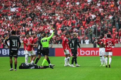 "Cometeu equívocos": confira a análise de arbitragem de Inter 1x0 Ceará pelo Brasileirão - Notícia do Internacional