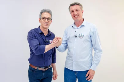 O Governador de Minas Gerais, Romeu Zena (Novo) gravando com o candidato Maurício Scalco (PL) em Porto Alegre nesta segunda-feira (30/9). <!-- NICAID(15879673) -->