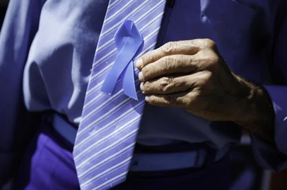 Porto Alegre, RS, Brasil, 18-11-2022: O taxista Newton Roberto Lopes Boa Nova, 69 anos, trabalha vestido de azul e com o carro decorado em novembro. A campanha Novembro Azul busca estimular a conscientização sobre a necessidade de realizar o exame para prevenir câncer de próstata. Foto: Mateus Bruxel / Agência RBSIndexador: Mateus Bruxel<!-- NICAID(15269111) -->