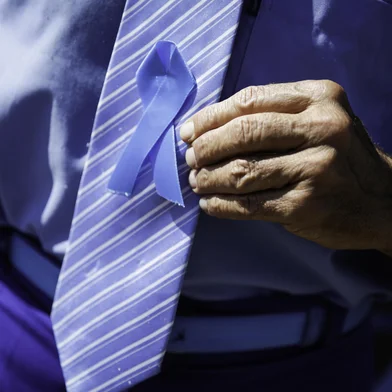 Porto Alegre, RS, Brasil, 18-11-2022: O taxista Newton Roberto Lopes Boa Nova, 69 anos, trabalha vestido de azul e com o carro decorado em novembro. A campanha Novembro Azul busca estimular a conscientização sobre a necessidade de realizar o exame para prevenir câncer de próstata. Foto: Mateus Bruxel / Agência RBSIndexador: Mateus Bruxel<!-- NICAID(15269111) -->