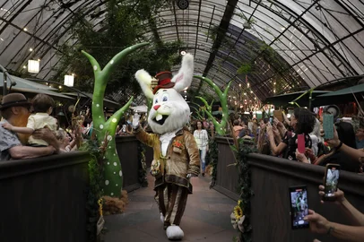 Chegada do coelho Pascoalino na rua Coberta para a abertura da Páscoa em Gramado<!-- NICAID(15371184) -->