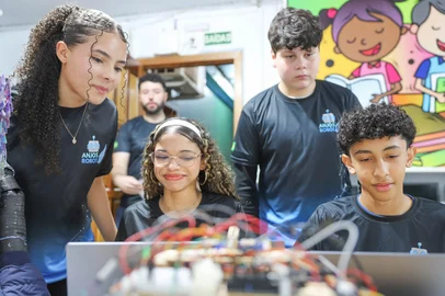 CAXIAS DO SUL, RS, BRASIL, 08/10/2026. Equipe da Casa Anjos Voluntários é classificada para etapa nacional da Olimpíada de Roboótica. Na foto: Victor Hugo da Silva dos Santos, Valentina Ferrando Garcia, Pedro Pugliero dos Santos e Natália Godoy. (Foto: Bettina Gehm/Grupo RBS)Indexador: BETTINA GEHM<!-- NICAID(16383324) -->