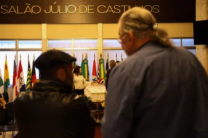 PORTO ALEGRE, RS, BRASIL, 28-06-2025: velório do jornalista Ruy Carlos Ostermann. Professor, como era conhecido, estava internado desde maio, em Porto Alegre, e morreu aos 90 anos. A cerimônia de despedida ocorre no Salão Júlio de Castilhos na Assembleia Legislativa do RS. Foto: Camila Hermes/Agencia RBS<!-- NICAID(16069534) -->