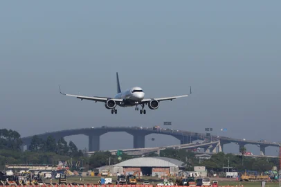 Porto Alegre, RS, Brasil - Primeiro pouso de avião comercial após a reabertura do aeroporto salgado filho.Indexador: jeff botega<!-- NICAID(15895275) -->