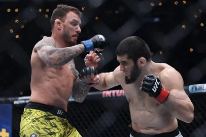 INGLEWOOD, CALIFORNIA - JANUARY 18: Renato Moicano of Brazil and Islam Makhachev of Russia fight in a lightweight title fight during UFC 311 at Intuit Dome on January 18, 2025 in Inglewood, California. Harry How/Getty Images/AFP