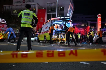 Medical staff attend to a person on a stretcher in the popular nightlife district of Itaewon in Seoul on October 30, 2022. - Dozens of people suffered from cardiac arrest in the South Korean capital Seoul, after thousands of people crowded into narrow streets in the city's Itaewon neighbourhood to celebrate Halloween, local officials said. (Photo by JUNG YEON-JE / AFP)Editoria: DISLocal: SeoulIndexador: JUNG YEON-JESecao: accident (general)Fonte: AFPFotógrafo: STF<!-- NICAID(15249656) -->
