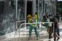 Supporters of Brazilian former President Jair Bolsonaro destroy a window of the the plenary of the Supreme Court in Brasilia on January 8, 2023. - Hundreds of supporters of Brazil's far-right ex-president Jair Bolsonaro broke through police barricades and stormed into Congress, the presidential palace and the Supreme Court Sunday, in a dramatic protest against President Luiz Inacio Lula da Silva's inauguration last week. (Photo by Ton MOLINA / AFP)Editoria: WARLocal: BrasíliaIndexador: TON MOLINASecao: demonstrationFonte: AFPFotógrafo: STR<!-- NICAID(15315597) -->