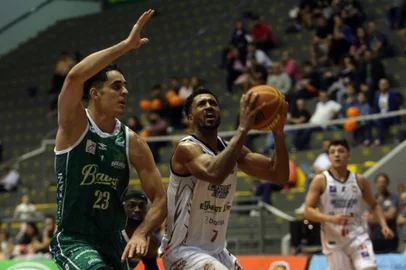 CAXIAS DO SUL, RS, BRASIL, 03/12/2024. Caxias do Sul Basquete x Bauru, jogo válido pela 16ª rodada do Novo Basquete Brasil - NBB 2024/2025 - realizado no ginásio do Sesi. (Porthus Junior/Agência RBS)Indexador: Porthus JUNIOR<!-- NICAID(15927988) -->