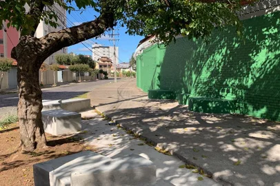 Neste sábado e domingo, dias 29 e 30 de abril, e também na segunda-feira, 1º de maio, feriado alusivo ao Dia do Trabalhador, quem passar pela Rua Eleutério Roncada, no trecho do cruzamento com a Rua Anselmo Cripa, em Caxias do Sul, vai poder acompanhar o trabalho de 20 artistas do coletivo CTGK e, caso tenha interesse, também poderá participar da produção que estampará um muro de 84 metros de extensão e 3,7 metros de altura. A ação é idealizada pela empresa Rezler, indústria metalúrgica que tem sede no bairro Floresta há cerca de 40 anos.<!-- NICAID(15410675) -->