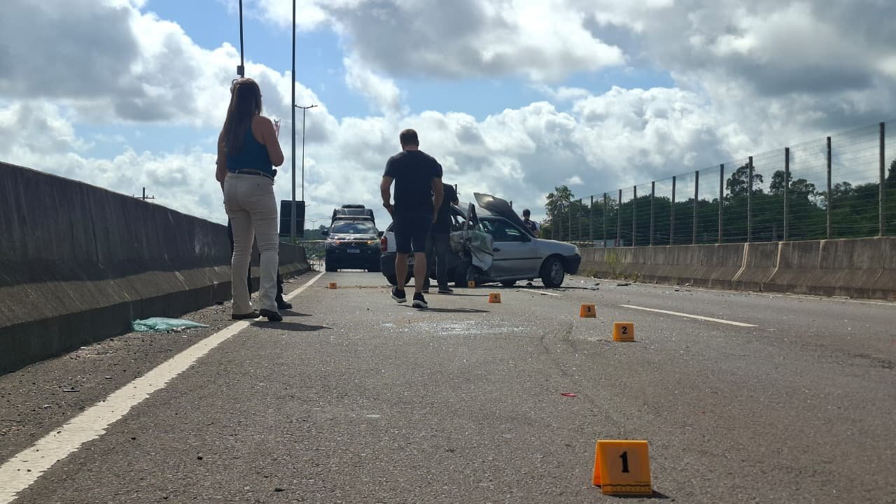 Homem morre ao cair de viaduto em Santa Maria ap&oacute;s parar o carro para fechar o cap&ocirc;