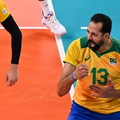 (L-R) Brazil's Ricardo Souza, Wallace de Souza, Bruno Rezende and Mauricio de Souza react after a point in the men's preliminary round pool B volleyball match between Brazil and USA during the Tokyo 2020 Olympic Games at Ariake Arena in Tokyo on July 30, 2021. (Photo by ANGELA WEISS / AFP)<!-- NICAID(14849262) -->