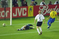 Ronaldo Nazário faz gol em Oliver Kahn na final da Copa 2002 contra a Alemanha.Esse gol que o Ronaldo marcou é o de número 11¼  dele em Copas do Mundo. Brazil's forward Ronaldo (9) scores the first goal against Germany's team captain and goalkeeper Oliver Kahn during the final match of the 2002 FIFA World Cup Korea Japan at International Stadium Yokohama 30 June, 2002, in Yokohama, Japan. Germany's midfielder Carsten Ramelow watches. AFP PHOTO/PHILIPPE HUGUEN#PÁGINA: 2#EDIÇÃO:2ªFD Fonte: AFP Fotógrafo: PHILIPPE HUGUEN<!-- NICAID(888176) -->