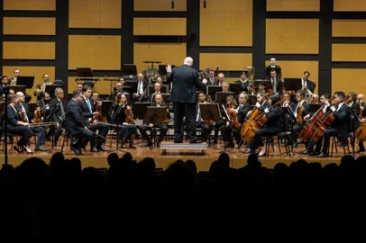 Na mesma semana em que é celebrado o marco inicial da imigração italiana no Rio Grande do Sul, que completa 150 anos em 2025, a Universidade de Caxias do Sul recebe concerto especial da Orquestra Sinfônica de Porto Alegre (OSPA) comemorativo ao sesquicentenário. O espetáculo ocorre no dia 23 de maio, às 20h, no UCS Teatro, com entrada franca – os ingressos devem ser retirados antecipadamente na UCS Livraria, na Secretaria Municipal de Cultura ou no Consulado Honorário Italiano em Caxias do Sul.<!-- NICAID(16039591) -->