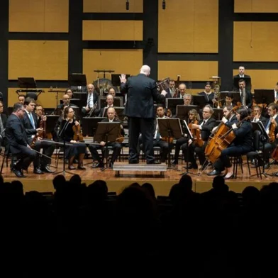 Na mesma semana em que é celebrado o marco inicial da imigração italiana no Rio Grande do Sul, que completa 150 anos em 2025, a Universidade de Caxias do Sul recebe concerto especial da Orquestra Sinfônica de Porto Alegre (OSPA) comemorativo ao sesquicentenário. O espetáculo ocorre no dia 23 de maio, às 20h, no UCS Teatro, com entrada franca – os ingressos devem ser retirados antecipadamente na UCS Livraria, na Secretaria Municipal de Cultura ou no Consulado Honorário Italiano em Caxias do Sul.<!-- NICAID(16039591) -->