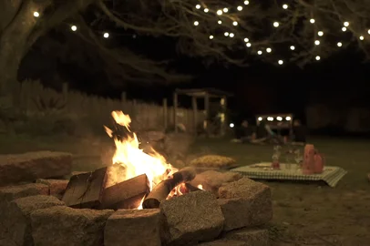 O Galpão das Flores, uma propriedade rural em Barra do Ribeiro, oferece um piquenique sob a figueira iluminada.<!-- NICAID(16353757) -->