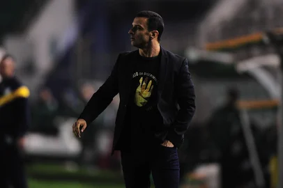 CAXIAS DO SUL, RS, BRASIL, 01/07/2019. Juventude x Luverdense, jogo válido pela Série C do Campeonato Brasileiro realizado no estádio Alfredo Jaconi. Na foto, técnico do Luverdense Júnior Rocha. (Porthus Junior/Agência RBS)<!-- NICAID(14146274) -->