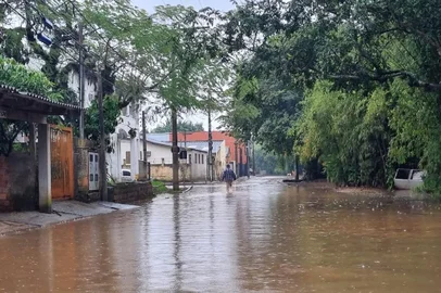 Rua Nossa Senhora da Boa Viagem, na ILha da Pintada, alagada em alguns trechos, em 11/10, com a alta do nível do Guaíba<!-- NICAID(15566922) -->