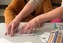 Conheça o projeto que ensina pessoas com deficiência visual a montar livros artesanais