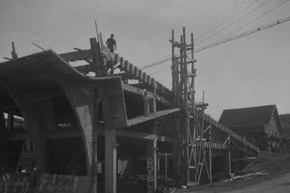 Av. Rio Branco esquina com Miguel Muratore em 1960: a construção do prédio que abrigaria originalmente o “moderno novo cinema do bairro Rio Branco”, o Cine Deusa, que acabou virando um prédio de apartamentos, o Edifício Roberto.<!-- NICAID(16355227) -->