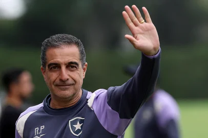 Botafogo's Portuguese head coach Renato Paiva waves during a training session at Philadelphia Eagles Performance Centre in Philadelphia on June 27, 2025, ahead of the FIFA Club World Cup 2025 last 16 all-Brazilian football match between Palmeiras and Botafogo. (Photo by FRANCK FIFE / AFP)<!-- NICAID(16070008) -->