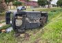 Carro tomba em valeta da Avenida Juscelino Kubitschek, em Pelotas