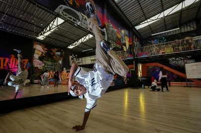 CAXIAS DO SUL, RS, BRASIL, 23/07/2024. Crescimento do Breaking como modalidade olímpica e social. Na foto, Renan da Silva Soares Barbosa, 13 anos, aluno da Fluência Casa Hip Hop. (Bruno Todeschini/Agência RBS)Indexador: Bruno Todeschini<!-- NICAID(15820861) -->