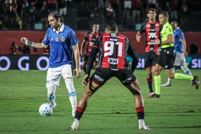 VITÓRIA X GRÊMIOBA - BRASILEIRÃO/VITÓRIA X GRÊMIO - ESPORTES - Krovinovic, do Grêmio, durante a partida entre Vitória e Grêmio válida pela 26ª rodada do Campeonato Brasileiro   2026, realizado no Estádio do Barradão, em Salvador, na noite desta segunda-feira (7).   07/09/2026 - Foto: JOãO AURELIO/PERA PHOTO PRESS/ESTADÃO CONTEÚDOEditoria: ESPORTESLocal: SALVADORIndexador: JOãO AURELIOFonte: Pera Photo PressFotógrafo: PERA PHOTO PRESS<!-- NICAID(16361035) -->