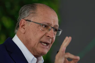 Guaiba, RS, Brasil, 02-12-2024: Cerimônia de entrega oficial do BioCMPC, com a presença do vice-presidente da República, Geraldo Alckmin, do governador do Rio Grande do Sul, Eduardo Leite, do presidente do Conselho das Empresas CMPC, Luis Felipe Gazitúa, do CEO do Grupo, Francisco Ruiz-Tagle, e do diretor-geral de Celulose da CMPC no Brasil, Antonio Lacerda. Durante a atividade, também ocorre o ato simbólico de desligamento da caldeira à carvão. Foto: Mateus Bruxel / Agência RBSIndexador: MATEUS BRUXEL<!-- NICAID(15926747) -->