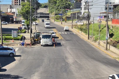 Os trabalhos exigem a ocupação parcial de uma das faixas de rolamento no sentido Centro–Bairro, para operação de caminhões e maquinário pesado, o que pode gerar lentidão e alterações no tráfego local.<!-- NICAID(16152370) -->