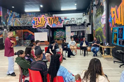 No dia 28 de junho, a segunda edição da Oficina Escrita de Série: Ello será realizada no Vielas Espaço Cultural, no bairro Euzébio Beltrão de Queiroz, em Caxias do Sul. A oficina será uma oportunidade para quem deseja aprender mais sobre o universo da escrita de roteiros e como se dá a construção de uma série audiovisual. A oficina é gratuita e a participação é livre ao público, sem pré-requisito para participar.<!-- NICAID(16066307) -->