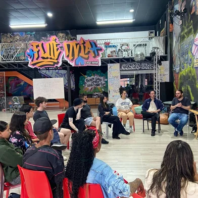 No dia 28 de junho, a segunda edição da Oficina Escrita de Série: Ello será realizada no Vielas Espaço Cultural, no bairro Euzébio Beltrão de Queiroz, em Caxias do Sul. A oficina será uma oportunidade para quem deseja aprender mais sobre o universo da escrita de roteiros e como se dá a construção de uma série audiovisual. A oficina é gratuita e a participação é livre ao público, sem pré-requisito para participar.<!-- NICAID(16066307) -->