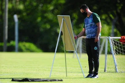 CAXIAS DO SUL, RS, BRASIL, 10/01/2021. Treino do Juventude - Reapresentação do Ju para a temporada 2021. Técnico Marquinhos Santos comandou o primeiro treino no CFAC. Na foto, técnico Marquinhos Santos. (Porthus Junior/Agência RBS)<!-- NICAID(14711646) -->