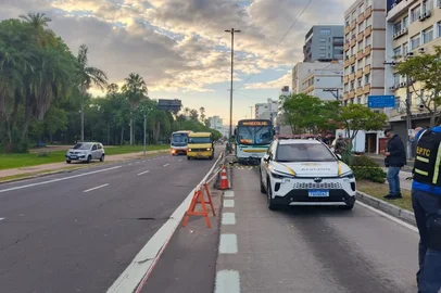Motociclista morre em acidente com ônibus na Avenida João Pessoa.