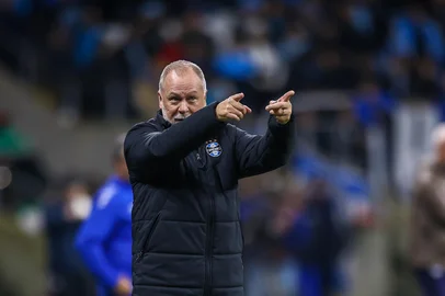 RS - FUTEBOL/CAMPEONATO BRASILEIRO 2025/GREMIO x CORINTHIANS - ESPORTES - Lance da partida entre Gremio e Corinthians isputada na noite desta quinta-feira, na Arena do Gremio, em partida valida pela Campeonato Brasileiro 2025. Na foto, Mano Menezes. FOTO: LUCAS UEBEL/GREMIO FBPA<!-- NICAID(16058877) -->