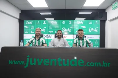 Juventude apresenta dois reforços pra sequência de Brasileirão 2025. Na foto: Marcelo Hermes, lateral-esquerdo, Julio Rondinelli, diretor-executivo e Rafael Bilu, atacante.<!-- NICAID(16076591) -->