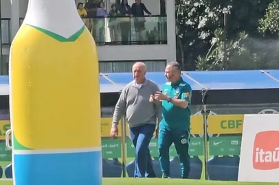 Felipão no treino da Seleção<!-- NICAID(16294995) -->