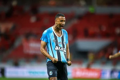 André Henrique comemora seu gol contra o Inter, pela 24ª rodada do BrasileirãoIndexador: Lucas UebelFonte: Gremio.netFotógrafo: Grenal 448<!-- NICAID(16131179) -->