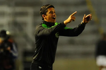CAXIAS DO SUL, RS, BRASIL, 24/05/2023. Juventude x Atlético-GO, jogo válido pela oitava rodada da série B do Campeonato Brasileiro e realizado no estádio Alfredo Jaconi. Na foto, técnico do Juventude, Thiago Carpini. (Porthus Junior/Agência RBS)<!-- NICAID(15437619) -->