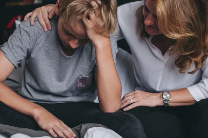 Mother consoling her upset sonFonte: 459641303<!-- NICAID(16273987) -->