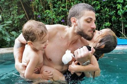 Chay Suede compartilha momento descontraído com os filhos <!-- NICAID(15543623) -->