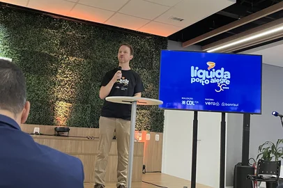 Com mais de 4 mil lojas participantes e corrida de rua temática, a 29ª edição do Liquida Porto Alegre foi lançada nesta quinta-feira (19). O tradicional evento que visa movimentar o varejo na Capital em meio ao veraneio começa na sexta-feira (20) e vai até o próximo dia 28 de fevereiro. A iniciativa é da Câmara de Dirigentes Lojistas de Porto Alegre (CDL POA), que realizou coletiva de imprensa para apresentar os detalhes da campanha deste ano. Na foto, presidente Carlos Klein<!-- NICAID(16228303) -->