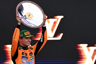 First-placed McLaren's British driver Lando Norris celebrates on the podium with his trophy after winning the Australian Formula One Grand Prix at Albert Park Circuit in Melbourne on March 16, 2025. (Photo by WILLIAM WEST / AFP) / -- IMAGE RESTRICTED TO EDITORIAL USE - STRICTLY NO COMMERCIAL USE --<!-- NICAID(15996507) -->