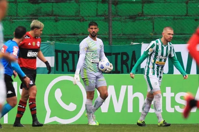 Marcelo Carné, goleiro do Juventude, em ação contra o Flamengo<!-- NICAID(14820355) -->